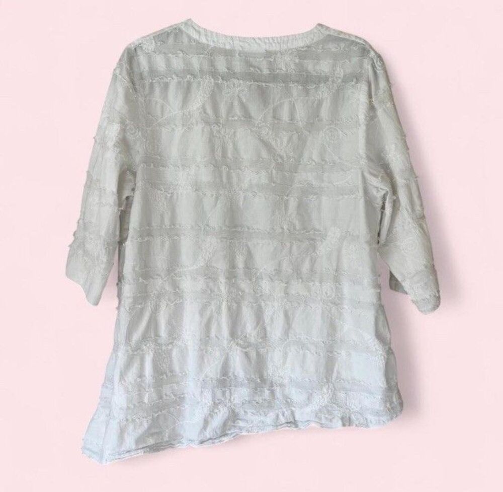 Lulu-B White floral blouse with button detail and ruffle hem M/L Medium/Large - Picture 2 of 9